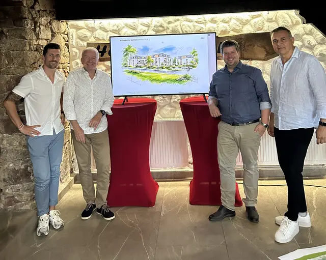 Oliver Schäfer (v. l.) und Karlheinz Falk, Falk-Gruppe, Bürgermeister Andreas König und Svet Ivanoff, BIM Architekten mit dem Plan für die Bebauung des Baufeld 1  | Foto: Gemeinde Durbach