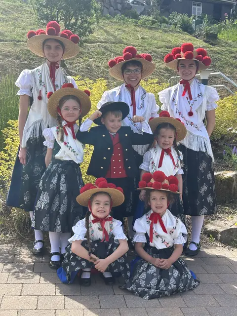 Eine Gruppe der Renchtäler Trachtentanzgruppe war zu Gast im Kindergarten Talblick.  | Foto: Renchtäler Trachtentanzgruppe Oppenau e.V.