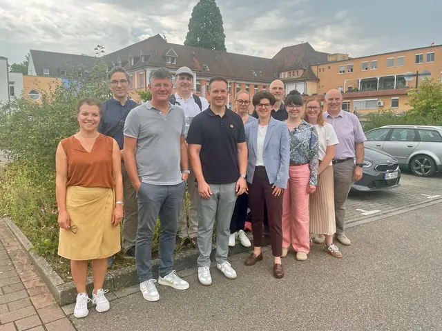 Vorne v. l.: Anja Folz von der Dr. Sven Fries GmbH, Bürgermeister Oliver Martini, Jan-Michael Mann vom RP Freiburg, Birgit Werner vom Ministerium für Landesentwicklung und Wohnen Baden-Württemberg, Ira Freude, Jasmin Dufner und Gerhard Zerrer von der Stadt Offenburg; hinten v. l.: Projektleiter Daniel Ebneth und Thilo Gries von der Stadt Offenburg, Julia Vischer vom Ministerium und Stephan Färber von der Stadt Offenburg.
 | Foto: Stadt Offenburg/Siefke