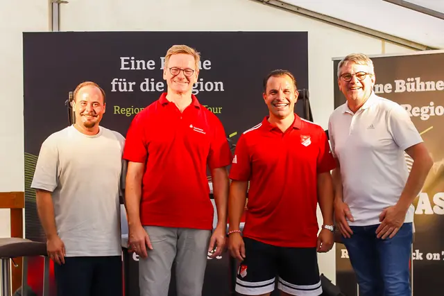 Podcast-Moderator Adrian Hoffmann (v. l.), Vorstandsvorsitzender Sparkasse Hanauerland Wolfgang Huber, Vorstand des VfR Willstätt Stefan Hochwald und Oberbürgermeister der Stadt Kehl Wolfram Britz  | Foto: Sparkasse Hanauerland