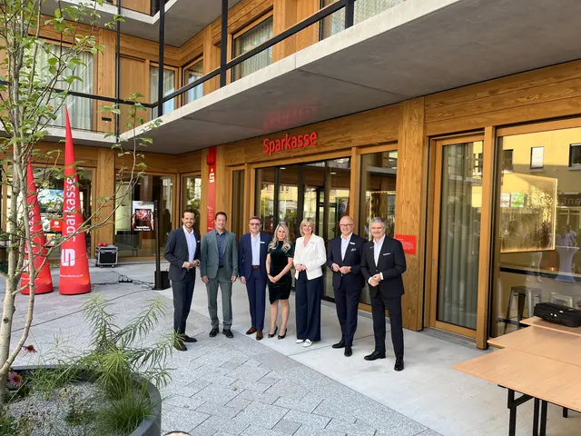 Von links Christian Frühe, Bereichsdirektor Nord, Oberbürgermeister Manuel Tabor, Claus Roth, Leiter Vermögensanlagezentrum Nord, Nadine Benisch, Leiterin Kundenzentrum Achern, Vorstandsmitglied Nicole Dietl, Vorstandsvorsitzender Jürgen Riexinger und der stellvertretende Vorstandsvorsitzende Alexander Meßmer | Foto: mak