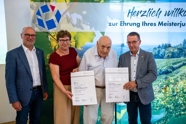 Überreichung Eiserner und Platiner Meisterbrief von links:Präsident der Handwerkskammer Freiburg Christof Burger, Obermeisterin Gabriele Ganz, Walter Heeg und Kreishandwerksmeister Bernd Wölfle | Foto: Kreishandwerkerschaft Ortenau