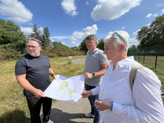 Hans-Peter Kopp (v. l.), Oliver Martini und Jutta Herrmann-Burkart führen über die Räderbachinsel. | Foto: gro