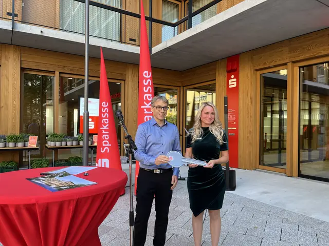 Symbolische Schlüsselübergabe: Marco Engler vom Architekturbüro Harter + Kanzler &amp; Partner und Nadine Benisch, Leiterin des Kundenzentrums Achern | Foto: mak