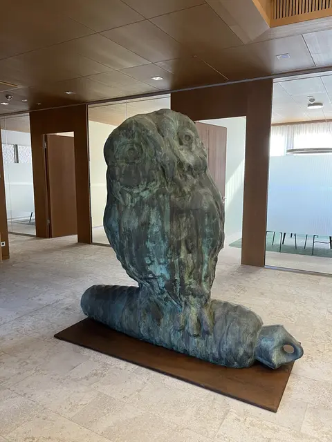 Das Kunstwerk im Foyer wurde vom Offenburger Künstler Stefan Strumbel kreiert.  | Foto: mak