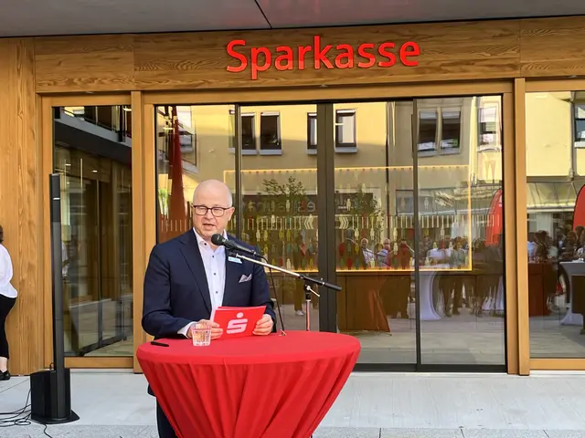 Jürgen Riexinger, Vorstandsvorsitzender der Sparkasse Offenburg/Ortenau, begrüßt die rund 170 Gäste. | Foto: mak
