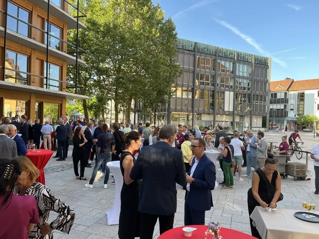Rund 170 Gäste aus Politik, Wirtschaft, Kirche und Gesellschaft sowie Vertreter der beteiligten Unternehmen, Planungsbüros und der Sparkasse nahmen an der Feier teil. | Foto: mak