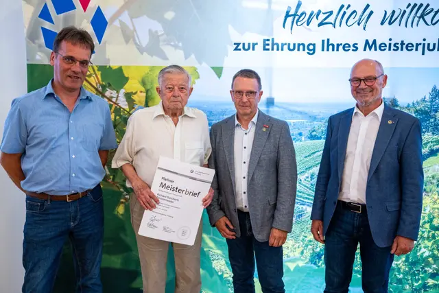 Von links: Obermeister Klaus Haag, Richard Schütterle, Kreishandwerksmeister Bernd Wölfle und Präsident der Handwerkskammer Freiburg Christof Burger | Foto: Kreishandwerkerschaft Ortenau 