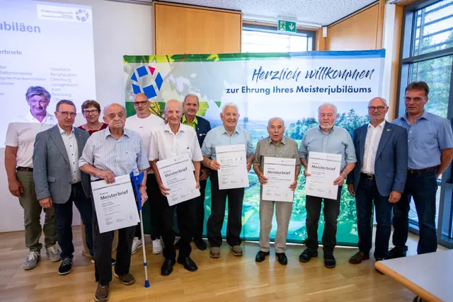 Jubilare mit dem Eisernen Meisterbrief von links: Obermeister Karl Früh, Kreishandwerksmeister Bernd Wölfle, Obermeisterin Gabriele Ganz, Robert Krieg, Obermeister Sven Wangler, Konrad Wagner, Obermeister Wolfgang Blust, Adolf Karl Berg, Edgar Lehmann, Werner Hogenmüller, Präsident der Handwerkskammer Freiburg Christof Burger, Obermeister Klaus Haag | Foto: Kreishandwerkerschaft Ortenau 