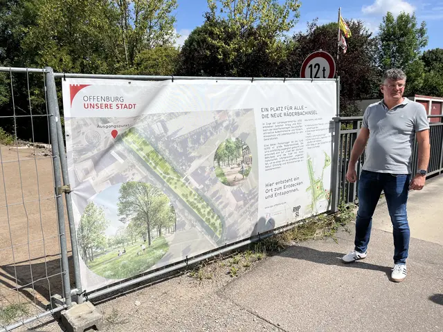 Bürgemeister Oliver Martini mit dem Plan am ehemaligen Wasserwerk | Foto: gro