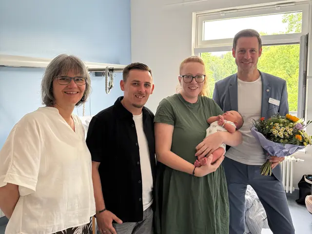Die leitende Hebamme Ingrid Vogt (l.) und Klinikdirektor Mathias Halsinger (r.) gratulieren den Eltern zur Geburt ihrer Tochter Mathea. | Foto: Ortenau Klinikum/ Sophia Schöner