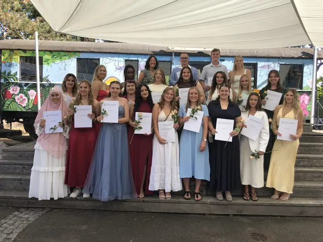 Die Klasse BFSAIT3 mit ihrer Klassenlehrerin Jana Bahr (hinten rechts) und der Co-Klassenlehrerin Stefanie Schuler (hinten links).