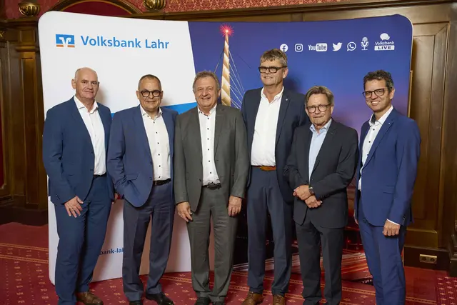 Vorstand Reiner Richter (v. l.), Aufsichtsratsvorsitzender Bernd Neugart mit den drei Aufsichtsräten Christian Machleid, Harald Kern und Thomas Sauter sowie dem Vorstandsvorsitzenden Peter Rottenecker | Foto: Michael Bode/Volksbank Lahr