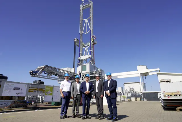 Besichtigung einer Tiefbohranlage auf dem Werksgelände der Herrenknecht AG: Klaus Preiser (v. l.), Ulrich Hahne, Hans-Martin Hellebrand, Michael Sprang und Dirk Sattur.  | Foto: Herrenknecht AG