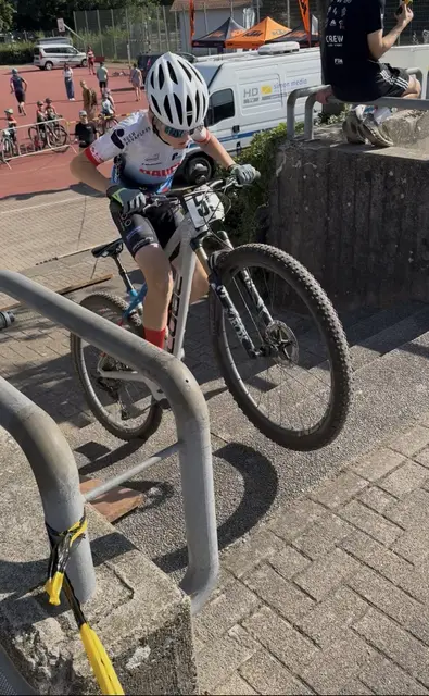 Mats Keller im Technikparcour an den Treppen.