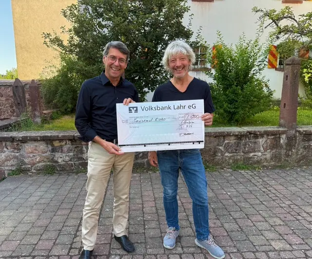 Stefan Krattenmacher (r.), Dirigent des Kammerorchesters Ettenheim, überreicht Bürgermeister Bruno Metz einen Spendenscheck über 1.000 Euro zugunsten der Ukraine-Hilfe der Stadt Ettenheim. Die Spendensumme stammt aus den Einnahmen der Konzerte Ende Juni in Kippenheim und Münchweier. | Foto: Stadt Ettenheim