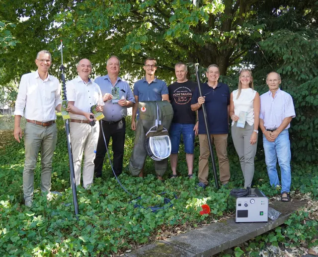 Mit einer gemeinsamen Spende unterstützen die Stadt Oberkirch und die Gemeinde Lautenbach den Imkerverein Oberkirch bei der Anschaffung einer modernen Spezialausrüstung. Von Links: Bürgermeister Christoph Lipps, Bürgermeister Thomas Krechtler, Franz Just (Hornissen- und Wespenbeauftrager), Jakob Dörflinger (Vorsitzender des Imkerverein Oberkirch), Christian Geiler (stellvertretender Vorsitzender Imkerverein Oberkirch), Christoph Huber (Umweltbeauftrager Stadt Oberkirch), Julia Schmiederer (Hauptamstleiterin Gemeinde Lautenbach) und Dieter Dupps (Nestentferner) | Foto: Tamara Fritsch/Stadt Oberkirch