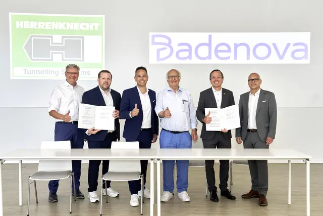 Die Vorstände beider Unternehmen besiegeln die Partnerschaft mit der Unterzeichnung der Verträge: Klaus Preiser (v. l.) Dirk Sattur, Hans-Martin Hellebrand, Dr.-Ing E.h. Martin Herrenknecht, Michael Sprang und Ulrich Hahne. | Foto: Herrenknecht AG