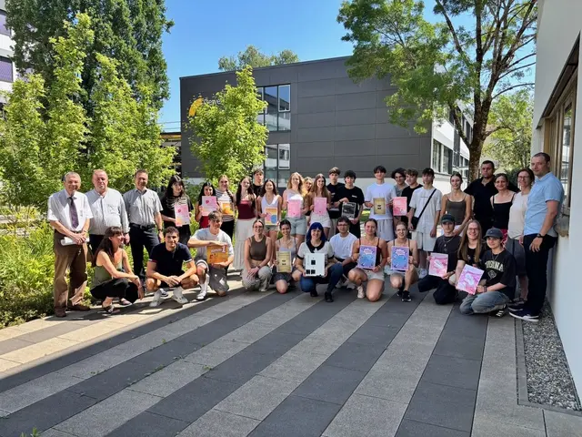 Große Freude bei allen Beteiligten über den erfolgreichen Start des Pilotprojekts „Menstruationshygiene“. | Foto: Brigitte Gass/GS Lahr