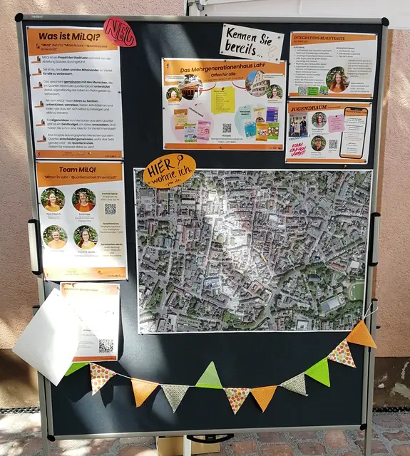 Stellwand mit Informationen zum Projekt „MiLQI – Mitten.in.Lahr – Quartiersarbeit Innenstadt“ beim ersten Nachbarschaftsfest im Mai | Foto: Stadt Lahr