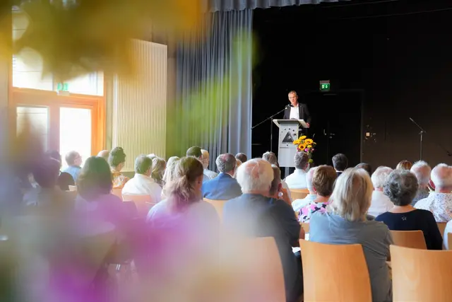 Bürgermeister Christoph Lipps würdigte in seinem Grußwort die Entwicklung des Hans-Furler-Gymnasiums und die Menschen, die das Schulleben seit fünf Jahrzehnten prägen.  | Foto: Denise Burkart/Stadt Oberkirch