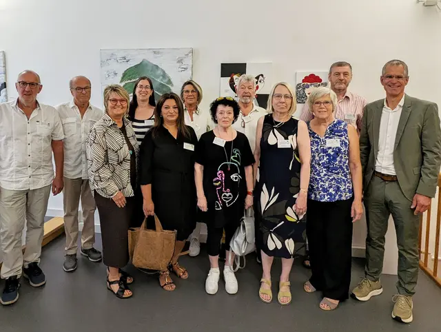 Bei der Eröffnung der Ausstellung „Art-Spectrum 2026: Klang der Heimat“: Heinrich Sauer (v. l.), Hermann Busam, Hedwig Schweiger, Katharina Adelmann, Atidja Shakirovska, Bärbel Sekinger, Moni Schwarz, Franz Schweiger, Astrid Nippert, Vorsitzende des Kunstvereins Oberkirch, Ilona Wälde, Dietrich Weisenborn und Bürgermeister Christoph Lipps | Foto: Stadt Oberkirch