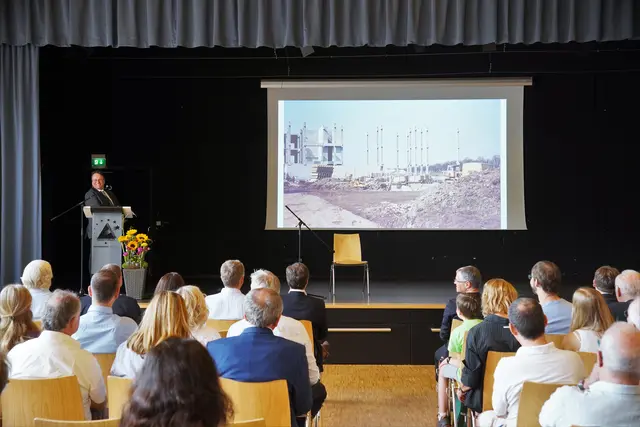 Oberstudiendirektor Ingo Kruse blickte anhand historischer Aufnahmen auf fünf Jahrzehnte Schulgeschichte zurück.  | Foto: Denise Burkart/Stadt Oberkirch