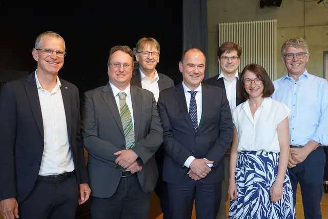 Gemeinsam beim Festakt zum 50-jährigen Bestehen des Hans-Furler-Gymnasiums (v. l. n. r.): Bürgermeister und ehemaliger HFG-Schüler Christoph Lipps, Oberstudiendirektor Ingo Kruse, Konrektor Dr. Volker Wacker, Prof. Dr. Günter Spinner (Richter des Bundesverfassungsgerichts und ehemaliger HFG-Schüler), Bundestagsabgeordneter und ehemaliger HFG-Schüler Johannes Rothenberger, Landtagsabgeordnete Dr. Katrin Merkel und Landtagsabgeordneter Bernd Mettenleiter | Foto: Denise Burkart/Stadt Oberkirch