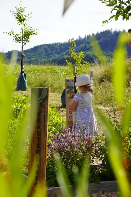 Der naturnahe Obst- und Gemüsegarten lädt Kinder dazu ein, Pflanzen und Tiere unmittelbar zu entdecken.  | Foto: Denise Burkart/Stadt Oberkirch