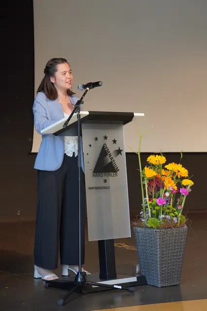 Karlene Kiefer von der Schülermitverantwortung überbrachte die Glückwünsche der Schüler zum 50-jährigen Bestehen des Hans-Furler-Gymnasiums.  | Foto: Denise Burkart/Stadt Oberkirch