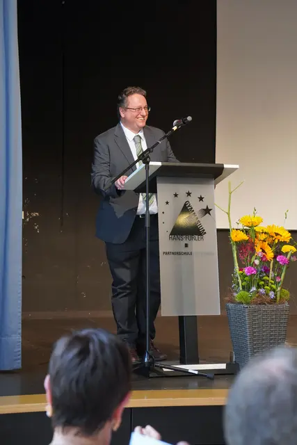 Oberstudiendirektor Ingo Kruse begrüßte die Gäste zur Feierstunde anlässlich des 50-jährigen Bestehens des Hans-Furler-Gymnasiums.  | Foto: Denise Burkart/Stadt Oberkirch 