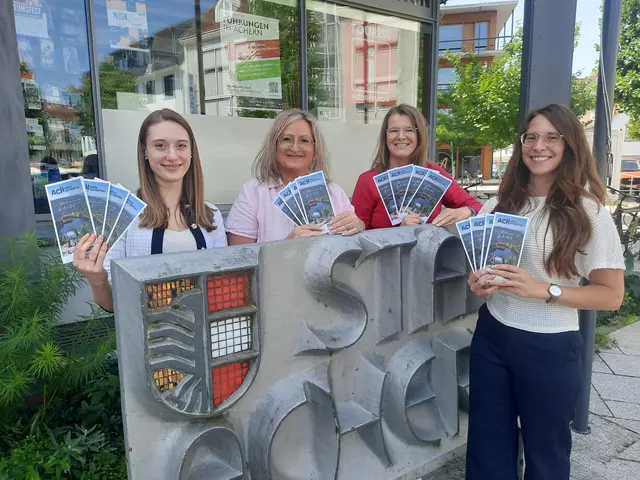 Die Rathausmitarbeiterinnen Patricia Brunner (v. l.), Annica Decker, Cornelia Ursprung und Sarah Bonanno aus Achern präsentieren den neuen Flyer stellvertretend für das Achertal. | Foto: Stadt Achern