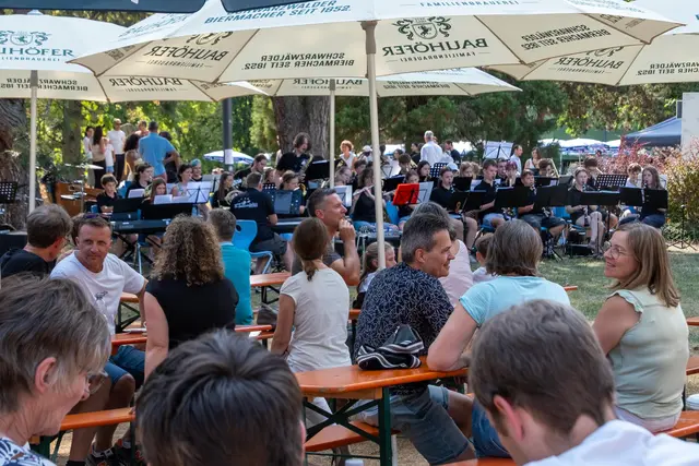 Beim anschließenden Schulhofhock kamen aktuelle und ehemalige Mitglieder der Schulgemeinschaft zusammen. Für den musikalischen Rahmen sorgte die Big Band des Hans-Furler-Gymnasiums unter der Leitung von Andreas Rauber.  | Foto: I. Duebbers/Hans-Furler-Gymnasium 