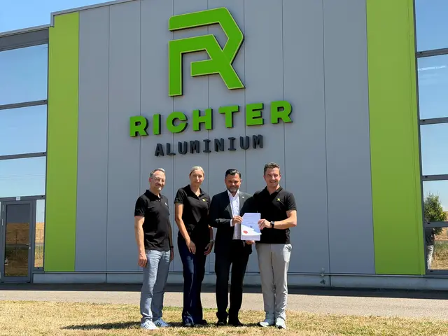 Vertriebsleiter Andreas Domann (v. l.), Technische Leiterin Susann Happle, Andreas Heck, Vorsitzender des Zweckverbands Gewerbepark
Raum Offenburg und Bürgermeister der Gemeinde Hohberg, sowie Tobias Kreutzer, Geschäftsführer der Richter Aluminium GmbH, 
präsentieren die notariell beurkundete Kaufurkunde vor dem Firmengebäude.
 | Foto: Richter Aluminium