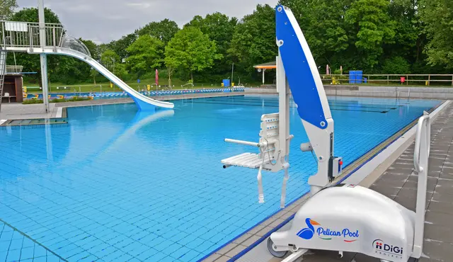 Ein Badelift wie im Freibad in Auenheim soll auch im künftigen Ganzjahresbad eingesetzt werden, kündigte TDK-Leiter Bodo Kopp an. | Foto: Stadt Kehl