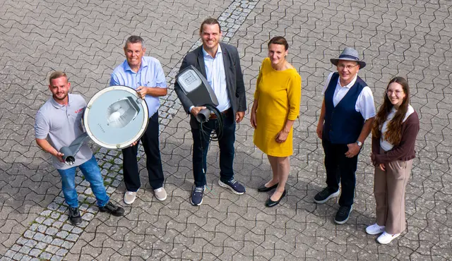 Pascal Ossott, Elektromeister E-Werk Mittelbaden (v. l.), Lothar Baier, Leiter für Arbeitssicherheit und Straßenbeleuchtung E-Werk Mittelbaden, Erster Beigeordneter Thomas Wuttke, Tiefbauleiterin Susanne Fach, Heinz Rith, Ortsvorsteher Goldscheuer, Annika Natterer, Tiefbau Stadt Kehl | Foto: Stadt Kehl/Normann Mummert