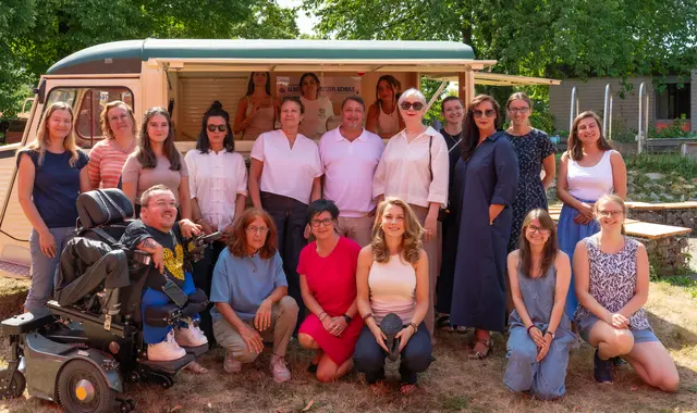 (von links, stehend) Anika Hug (Jugendsozialarbeiterin Söllingschule), Nicolas Uhl (städtischer Inklusionsbeauftragter), Binja Frick (Leiterin Jugendarbeit und Jugendsozialarbeit), Selina Gerber (Jugendsozialarbeiterin Grundschulen Marlen und Goldscheuer), Jasna Šeric (Carl-Friedrich-Geiger-Stiftung), Claudia Malz-Klumpp (Evangelische Kirchenstiftung), Marco Feit (Volksbank-Stiftung), Barbara Tonnelier (Bürgerstiftung Kehl), Anna Eller (Jugendsozialarbeiterin Falkenhausenschule, Jannate Hammerstein (Georgette-Stiftung), Sonja Sinnen (Jugendsozialarbeiterin Falkenhausenschule), Fenja Becherer (Jugendsozialarbeiterin Albert-Schweitzer-Schule) .
(von links knieend): Annette Lipowsky (Rhein-Stiftung I Fondation du Rhin), Natascha Kaiser (Fachbereichsleitung Bildung, Soziales und Kultur), Elise Buchelet (Präventionsfachkraft), Pia Möschle (Jugendsozialarbeiterin Grundschulen Auenheim und Leutesheim) und Lisa Haupt (Jugendsozialarbeiterin Grundschule Sundheim).
Im Hintergrund das Catering-Team der Albert-Schweitzerschule, das für die Bewirtung gesorgt hatte (von links): die Schülerinnen Mila und Natalija sowie Hüsna, die ihr freiwilliges soziales Jahr absolviert.
 | Foto: Stadt Kehl