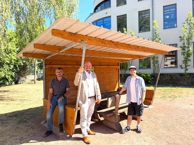 Bürgermeister Armin Hansmann (Mitte) freut sich über den neuen Treffpunkt für junge Menschen. | Foto: Stadt Haslach