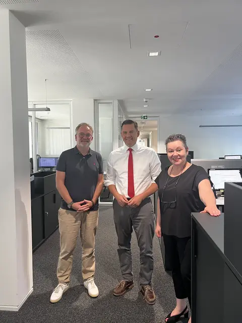 Geschäftsführer Christian Kaufeisen und Chefredakteurin Anne-Marie Glaser nutzten den Besuch von Dr. Johannes Fechner (M.), um ihn für die massiven Probleme zu sensibilisieren, die auf Zeitungsverlage zukämen, sollten die Minijobs abgeschafft werden. | Foto: Lea Wölfle