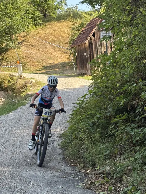 Mats Keller auf dem rutschigen Schotterweg.
