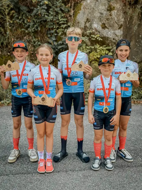 Eine Erfolgreiche Ausbeute beim Finale vom Berg und Bike Cup.
Von Links: Nelo, Sofia, Mats, Lean und Mio