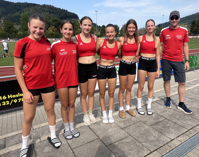 U16 bei der Badischen Blockmeisterschaft: Anni Baumann (v. l.), Sophia Schwenk, Helena Welle, Luise Gaiser, Jana Heitzmann, Anna Schumacher, Trainer Martin Luick; es fehlt: Elias Doll | Foto: TV Oberkirch