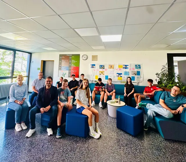 Neue Möbel für eine flexible Aula: Schulleiter Bertram Walter, Konrektor Andreas Volz gemeinsam mit Schülern der Schloßbergschule sowie der kommissarischen Bauamtsleiterin Leonie Roth und Bürgermeister Stefan Hattenbach | Foto: Gemeinde Kappelrodeck/Jasmin Liebich
