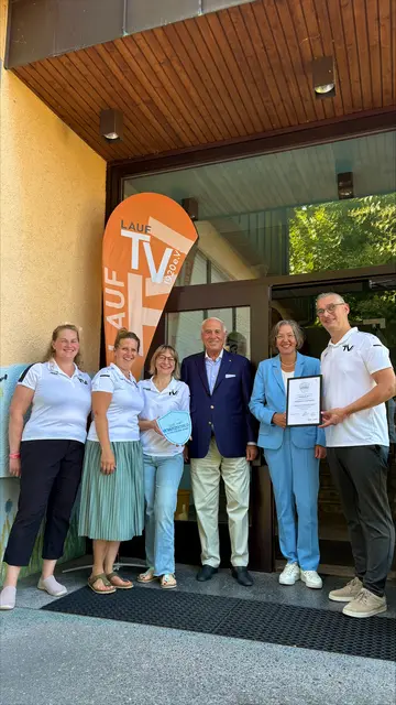 Der TV Lauf bei der Übergabe des Schutzschildes: Bianca Weiler (v. l.), Sandra Steimel und Sandra Benkeser vom Projektteam, BSB-Präsident Gundolf Fleischer, Bürgermeisterin Bettina Kist und Vorstand Markus Benkeser
 | Foto: TV Lauf/Sandra Steimel