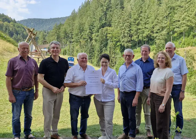 Von links: Hubert Treyer, stellv. Vorsitzender Teilnehmergemeinschaft Oppenau (West), Landrat Thorsten Erny, Martin Springmann, Vorsitzender Teilnehmergemeinschaft Oppenau (West), Marion Gentges, Ministerin für Ländlichen Raum, Landwirtschaft und Heimat, Uwe Gaiser, Bürgermeister der Stadt Oppenau, Ansgar Jäger, Leiter des Amts für Vermessung und Flurneuordnung LRA, Evelyn Bruch, stellv. Leiterin des Dezernats für Ländlichen Raum LRA, Jürgen Nowak, Präsident des Verbands der Teilnehmergemeinschaften BW | Foto: Landratsamt Ortenaukreis