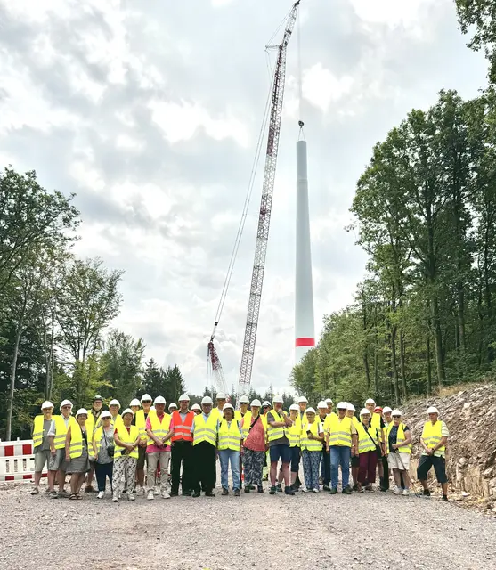 Der Gemeinderat aus Durbach informierte sich mit Vertretern der Partnergemeinde Châteaubernard über den Fortschritt der Windparkbaustelle. | Foto: Projektgesellschaft Windpark Hummelsebene