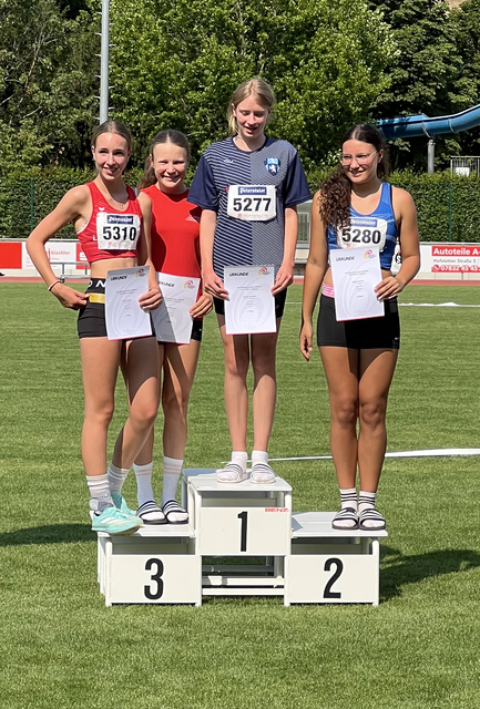 U16-Siegerehrung Hochsprung bei der Badischen Einzelmeisterschaft mit Anni Baumann (2. v. l.) | Foto: TV Oberkirch