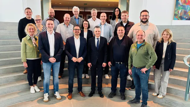 Die Kappelrodecker Delegation gemeinsam mit dem damaligen Chef des Bundeskanzleramtes, Thorsten Frei, vor dem Büro des Bundeskanzlers | Foto: Gemeinde Kappelrodeck