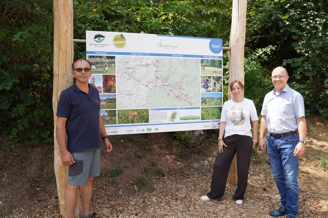 Von links: Markus Ohnemus (Bauhofleiter), Diana Kebaier (Tourismus), Wolfgang Spengler (Amtsleiter Wirtschaftsförderung und Digitalisierung) vor der neuen Hinweistafel
 | Foto: Stadt Ettenheim