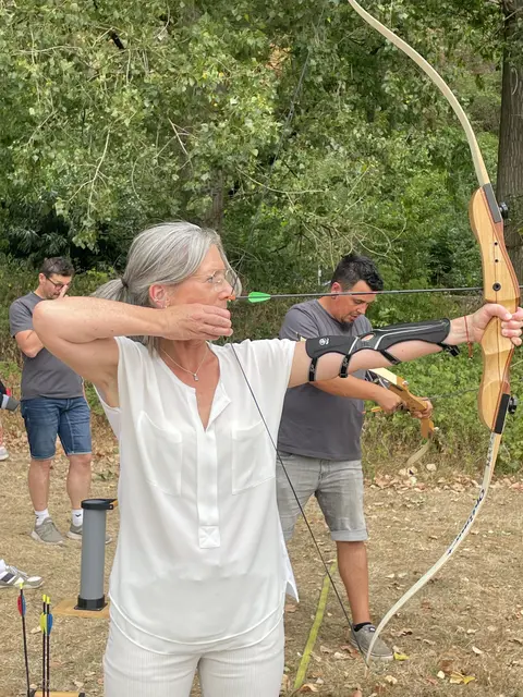 Auch Chefin Manuela Kornmeier zeigte beim Bogenschießen Treffsicherheit und hatte sichtlich Spaß am etwas anderen Sommerabschluss. | Foto: Sabine Herm
